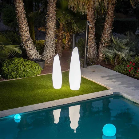 Lampada Fredo 140 Newgarden con illuminazione LED, ideale per decorare giardini e spazi interni.