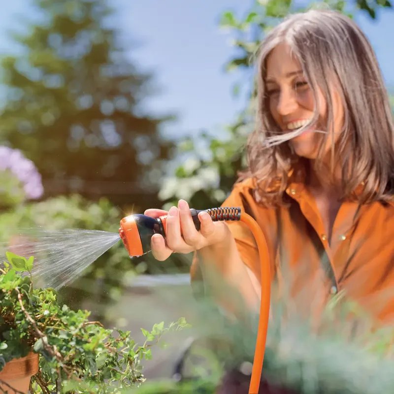 Tubo Twiddy in utilizzo nel giardino.