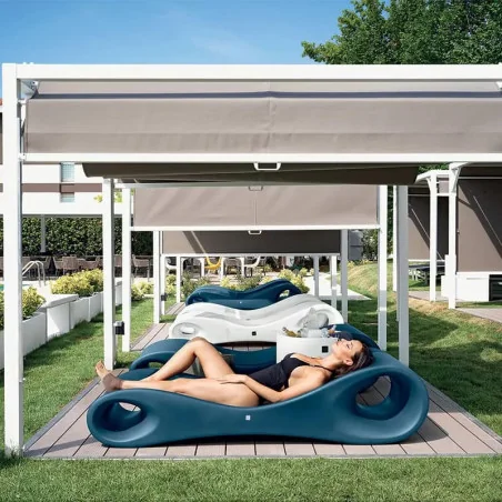 Lettino Relax Slice colore blue con design ergonomico e ripiani integrati per SPA e giardino